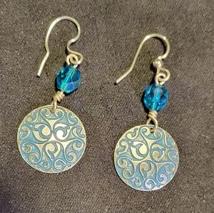 Beautiful and dainty earrings, silver and blue tone
